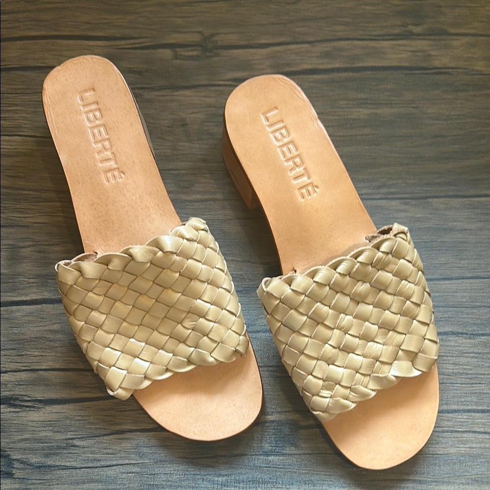 LIBERTÉ WOMEN’S WOVEN MULE SANDALS
